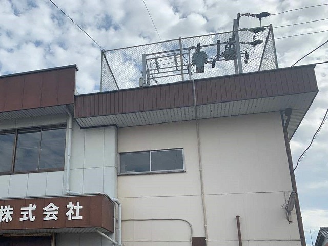 名古屋市港区の会社建物にて陸屋根の屋上の塗膜防水に著しい劣化、雨漏り調査の様子