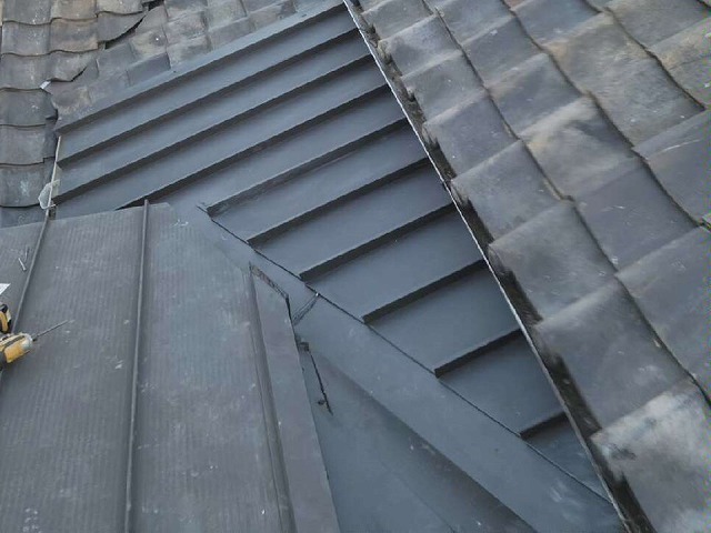 名古屋市南区で雨漏りしていた谷板金と瓦屋根部分をガルバリウム鋼板で立平葺き施工