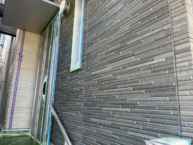 外壁サイディングの塗装を行う前の玄関周辺