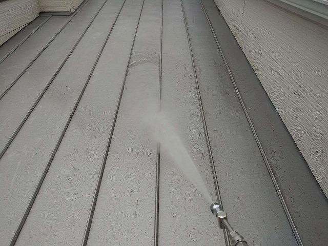 ガルバリウム鋼板の屋根を高圧洗浄作業