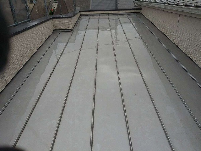 ガルバリウム鋼板屋根の高圧洗浄が終わってきれいになった状況