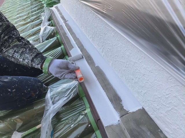 下屋根の雨押え板金を白色で塗装施工