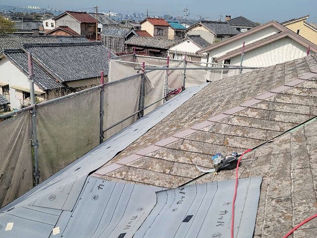 屋根カバー工法の防水シート貼り施工