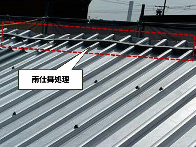 ガルバリウム鋼板屋根の棟部で折り曲げ加工やエプロン面戸の設置などの雨仕舞処理