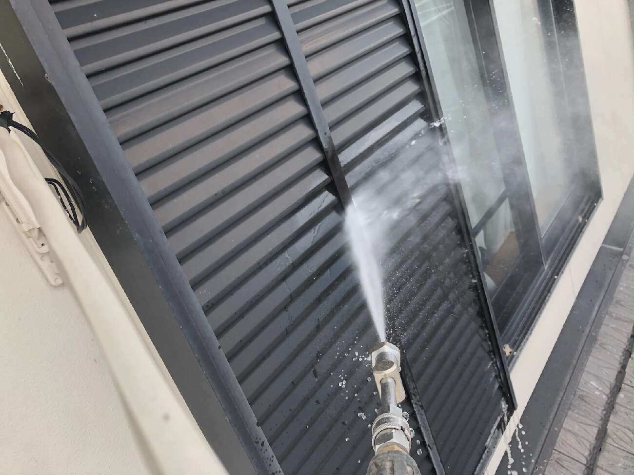 シャッターの高圧洗浄