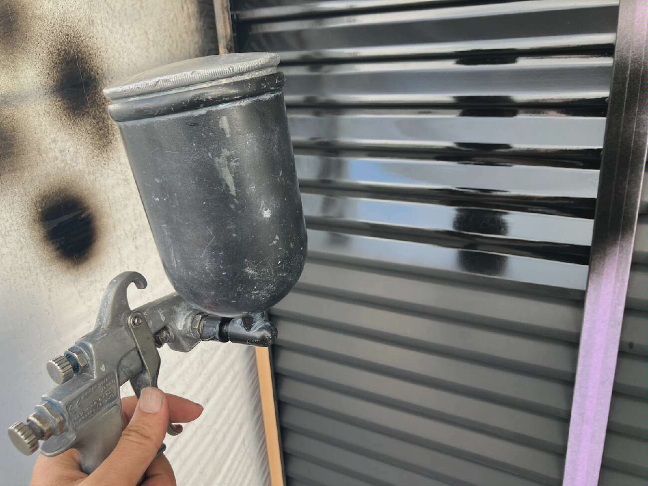 スプレーガンを使った吹き付け塗装